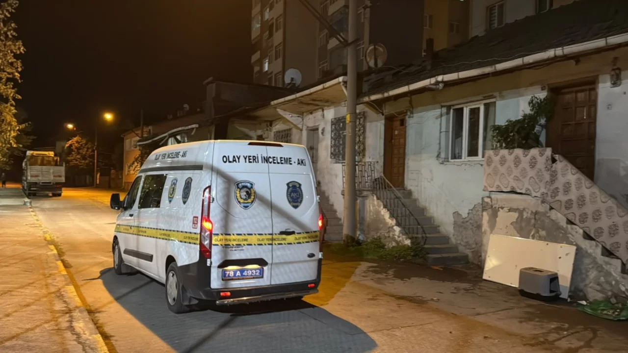 Kıskan&ccedil;lık tartışması kanlı bitti! Kız arkadaşı tarafından bı&ccedil;aklandı