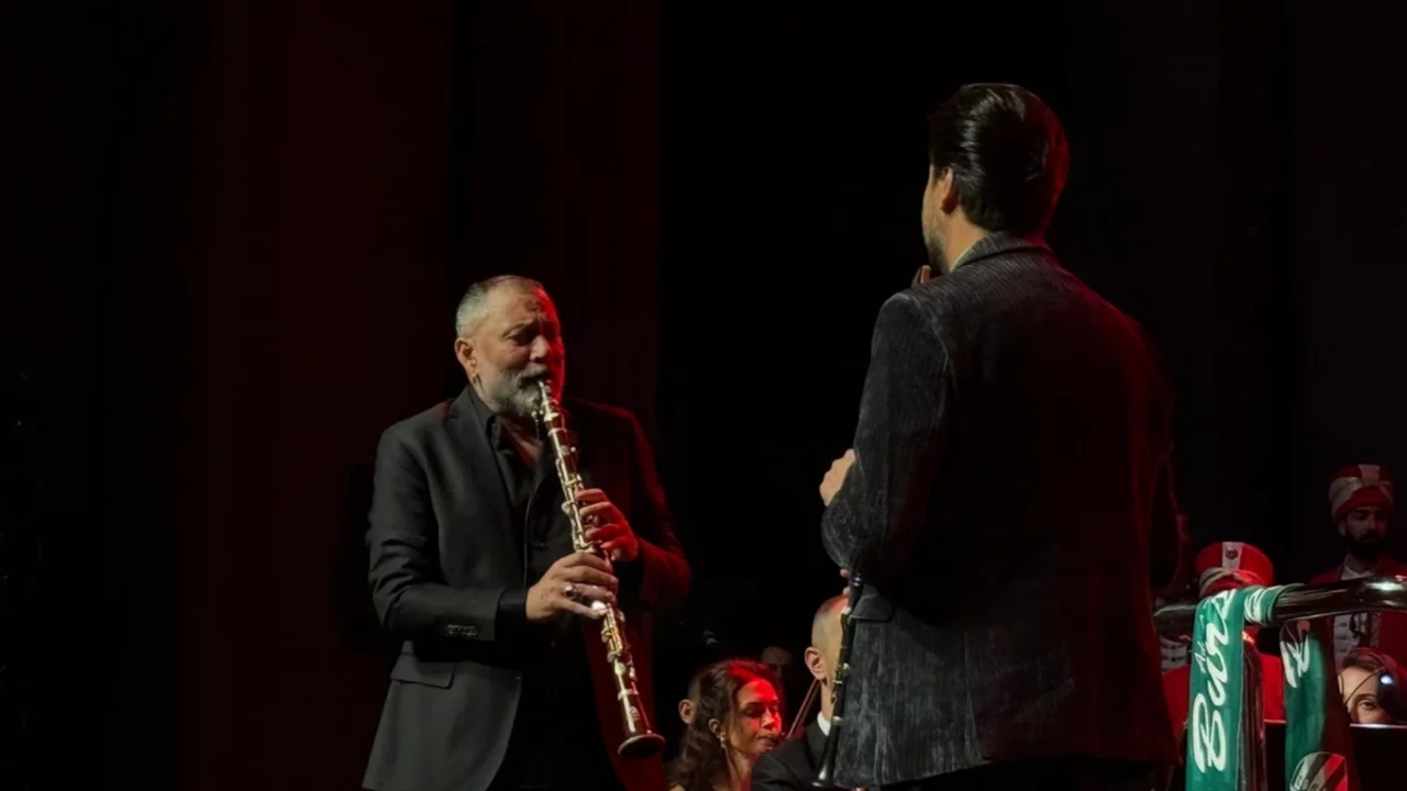 Bursa'da mehter ve klarnet aynı sahneye çıktı! Hüsnü Şenlendirici ve Serkan Çağrı'dan unutulmaz performans