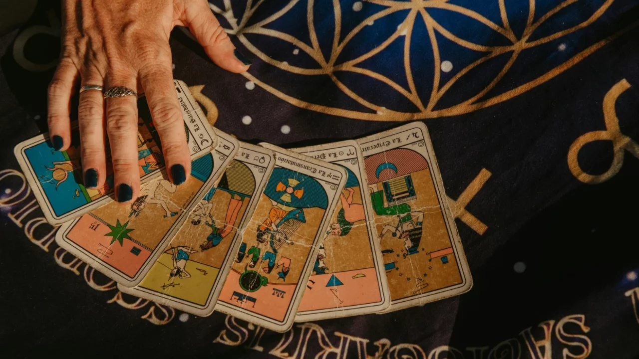 20 Ekim 2026 G&uuml;nl&uuml;k Tarot Yorumu: Bug&uuml;n Hangi Bur&ccedil;ları S&uuml;rprizler Bekliyor?
