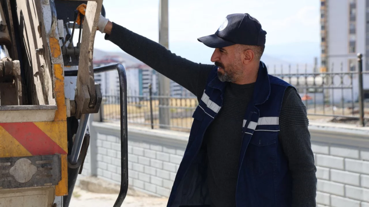 Temizlik sırasında yerde bulduğu &ccedil;antayı a&ccedil;tı, i&ccedil;inden &ccedil;ıkanlar şoke etti!
