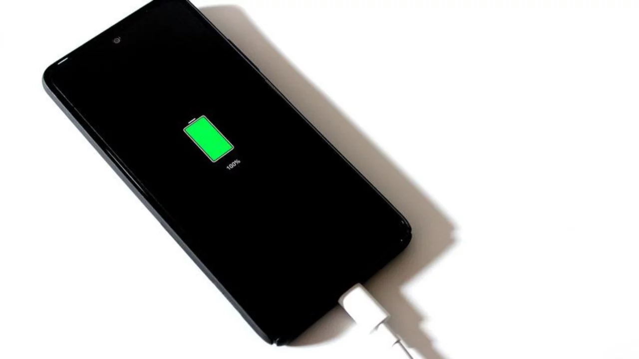 Telefonunu y&uuml;zde 100 şarj edenler dikkat! Uzmanlar doğru bilinen yanlışı a&ccedil;ıkladı