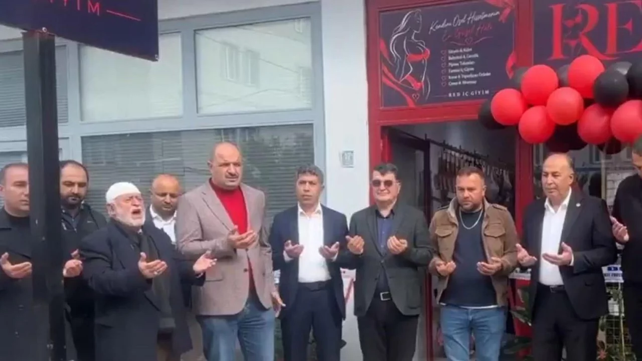 Bir ilimiz bu olayı konuşuyor! Fantezi i&ccedil; giyim mağazası dualarla a&ccedil;ıldı