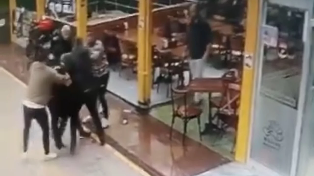 Bursa'da 'Modern S&uuml;l&uuml;n Osman'a esnaf dayağı! D&ouml;ve d&ouml;ve d&uuml;kkandan &ccedil;ıkardılar...