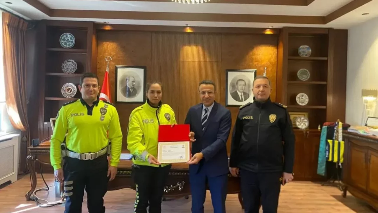 Bursa'da yaralı vatandaşa şemsiye tutan polis memuruna ödül