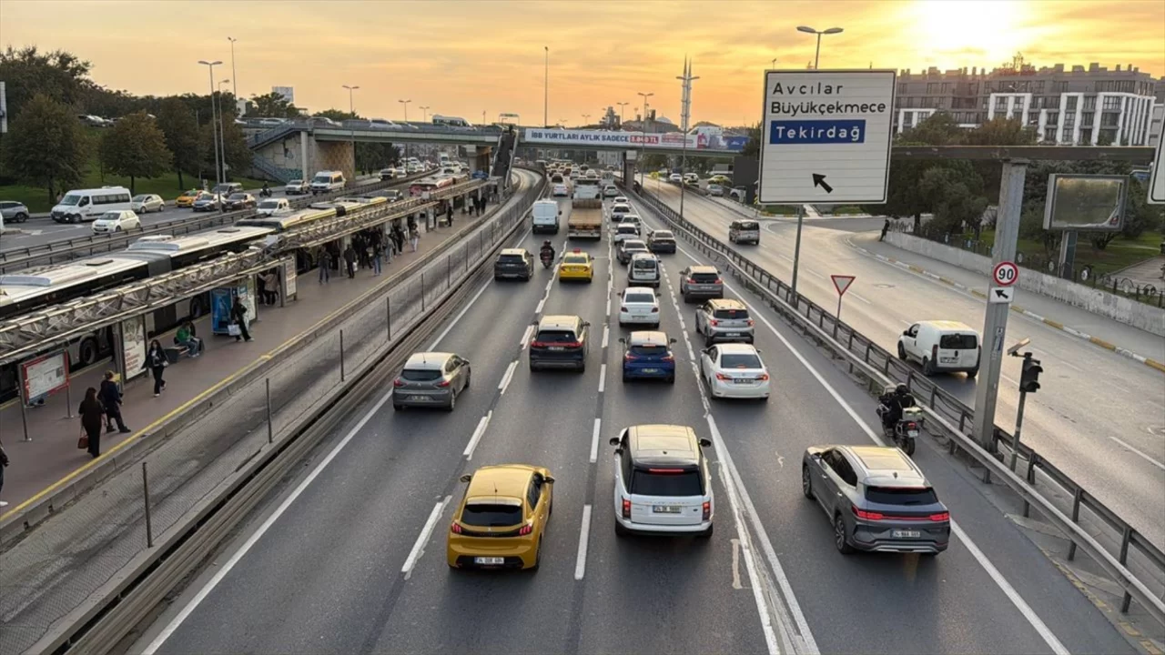 İstanbul'da trafik yoğunluğu y&uuml;zde 83'e &ccedil;ıktı! Ana arterlerde ara&ccedil;lar ilerlemekte zorlandı