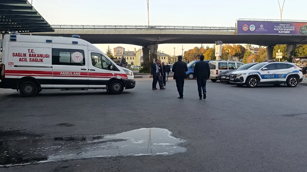 Tramvay durağına geçmek isterken otomobilin çarptığı 18 yaşındaki genç hayatını kaybetti