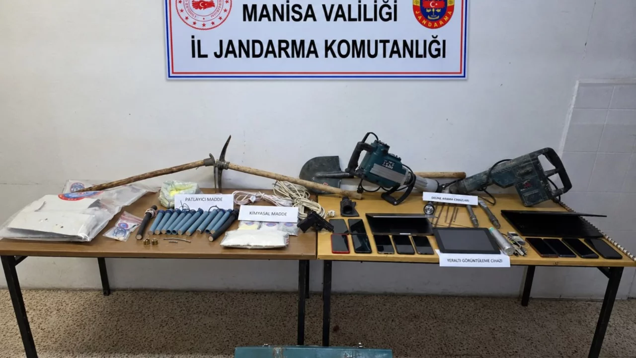 Manisa'da kaçak define kazısına suçüstü! İş makinesi ve patlayıcılar ele geçirildi