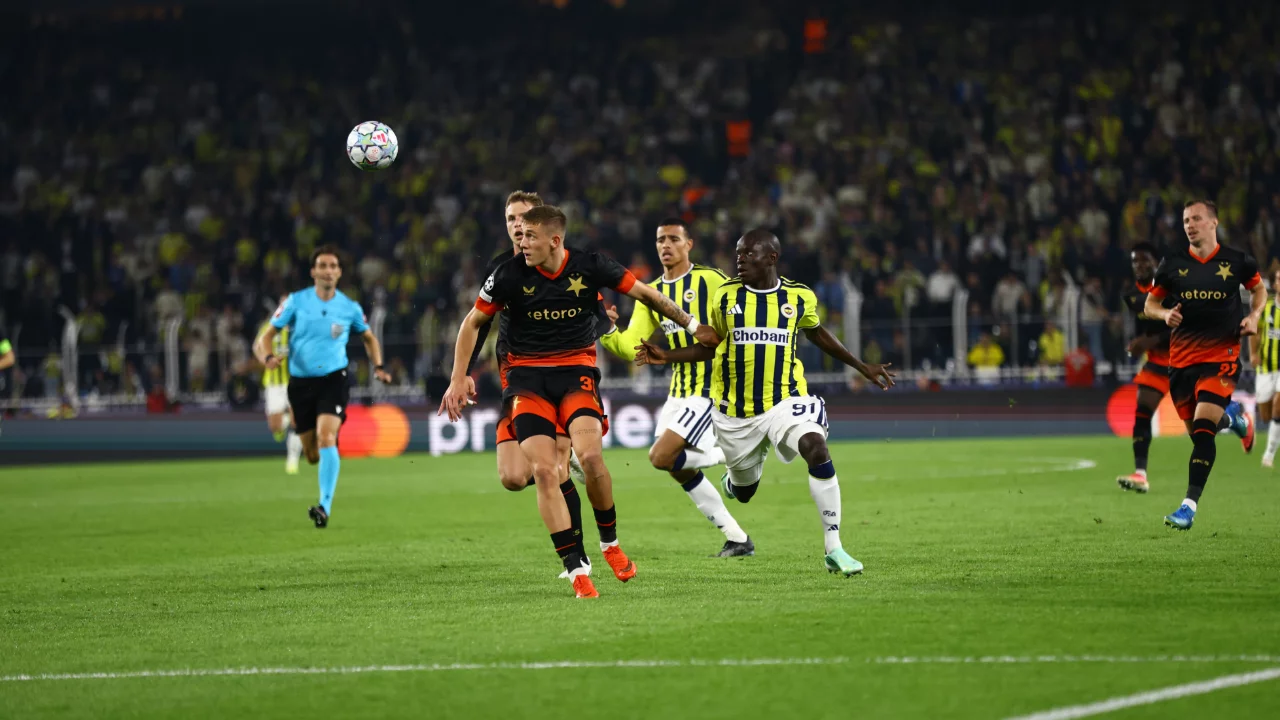 Fenerbah&ccedil;e'nin Şampiyonlar Ligi'nde son dakika şoku! Slavia Prag karşısında galibiyet ka&ccedil;tı