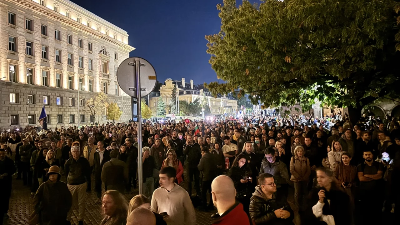 Bulgaristan'da cumhurbaşkanı ve başbakana karşı protesto! Sofya'da binlerce kişi sokağa çıktı