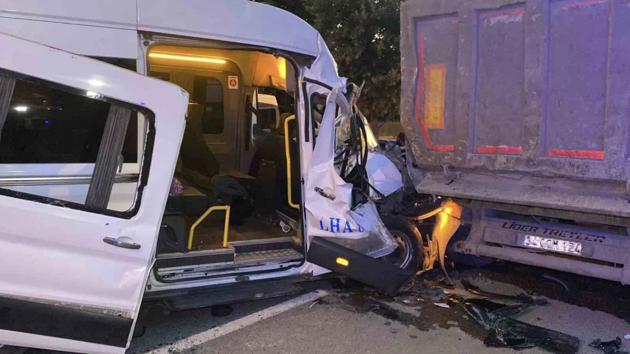 Servis minib&uuml;s&uuml; hafriyat kamyonuna &ccedil;arptı, yaralılar var!