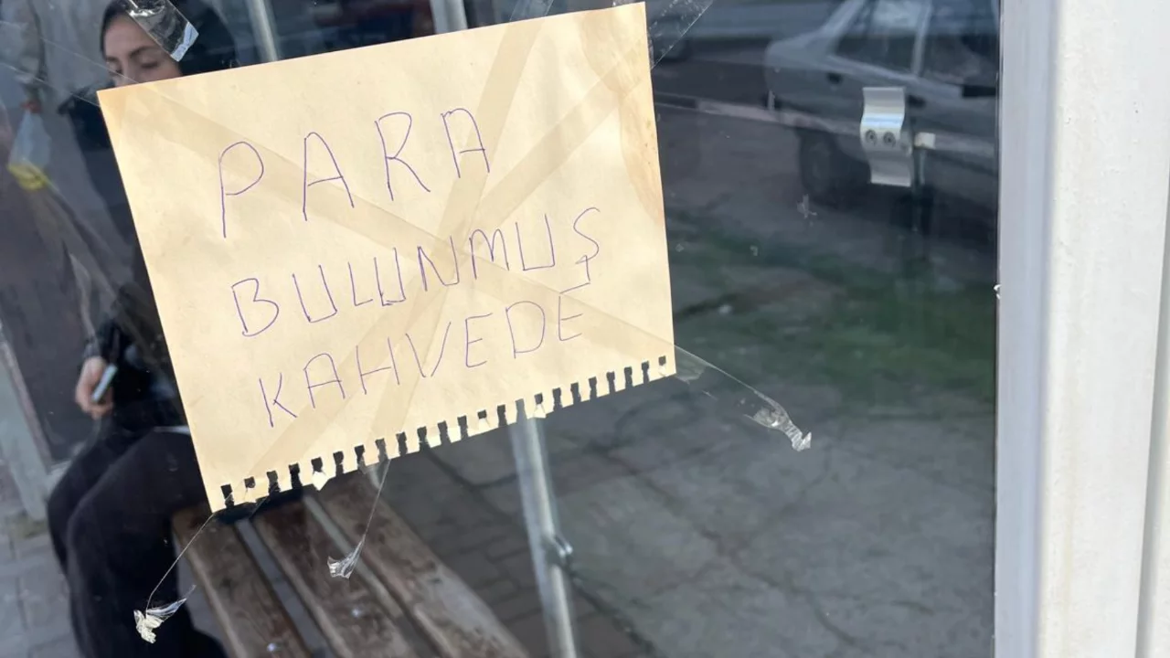 Bursa'da durağın camında dikkat &ccedil;eken not!