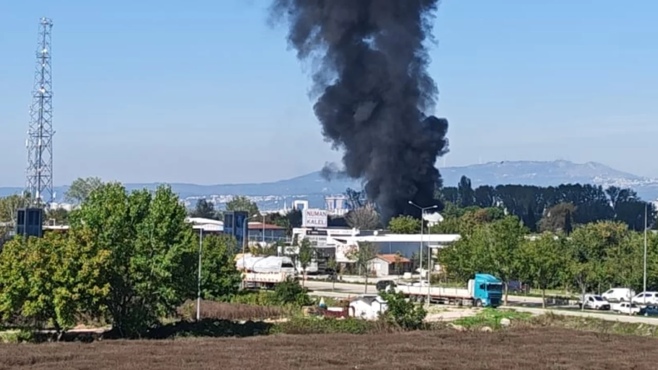 Bursa'da b&uuml;y&uuml;k yangın! Siyah dumanlar g&ouml;ky&uuml;z&uuml;n&uuml; sardı, her yerden g&ouml;r&uuml;ld&uuml;...