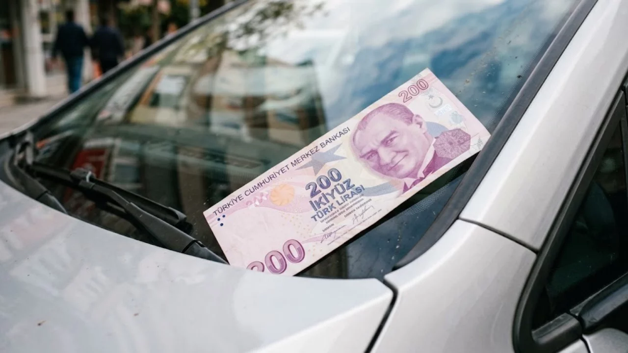 Aracınızın Camında 200 TL Görürseniz Sakın Almayın! 