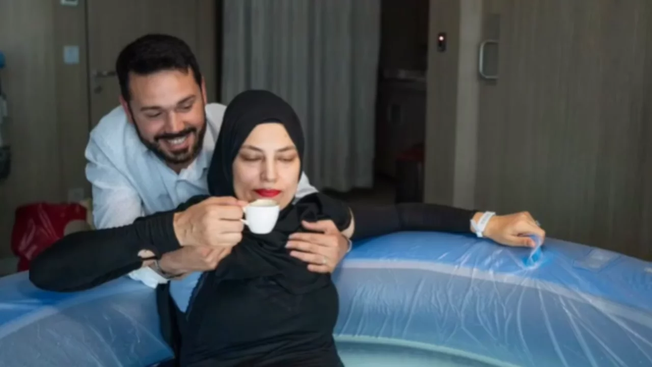 Bursalı kadının suda doğum görüntüleri olay oldu! Kahve içerek kamera karşısında...