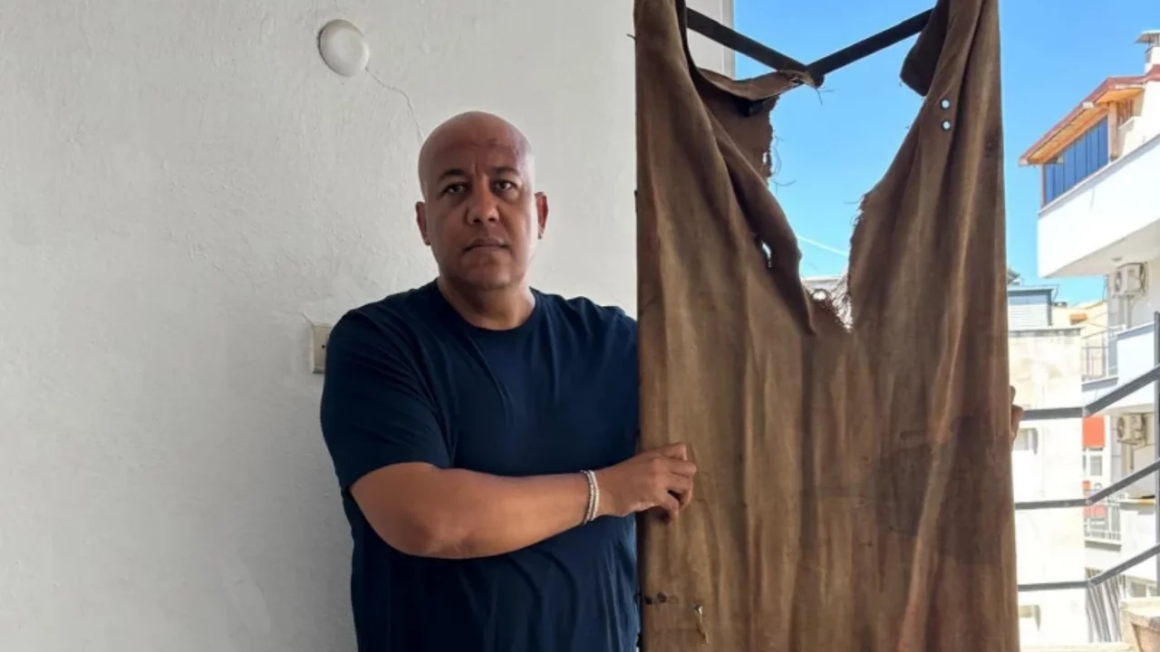 &Ccedil;&ouml;pte bulduğu sedyenin peşine d&uuml;şt&uuml;, paha bi&ccedil;ilemez tarihle karşılaştı: "&Uuml;zerinde şehit kanı var"