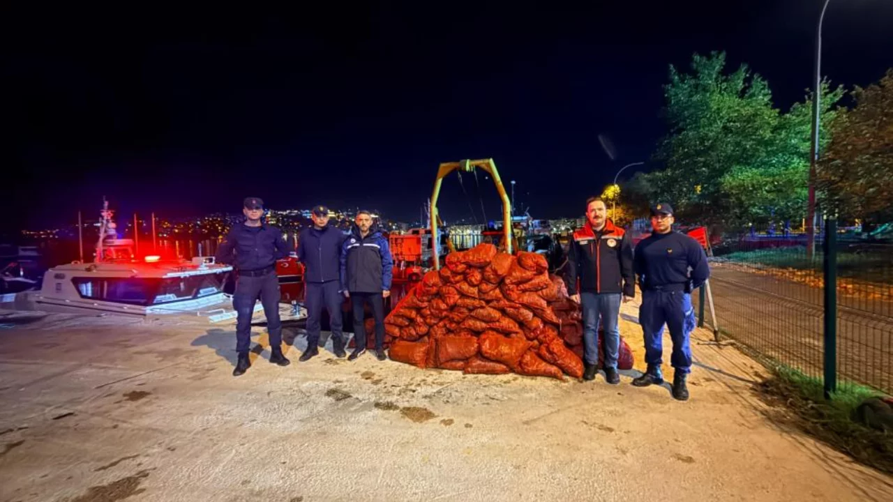 Bursa'da denizden 1,5 ton &ccedil;ıkardılar! Ka&ccedil;ak avcılık pahalıya patladı...