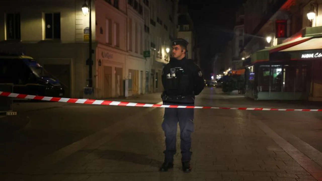 Paris ve Lyon'da kısmi sokağa çıkma yasağı 1 gün uzatıldı 