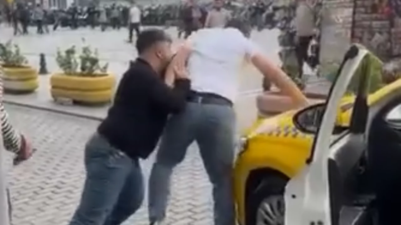 Taksicilerin 'yolcu alma' kavgası kamerada! Tekme tokat birbirlerine girdiler...
