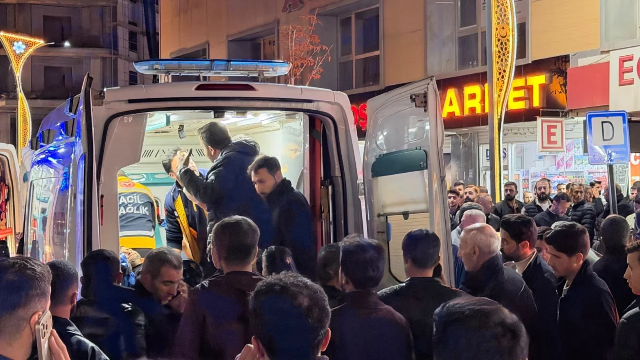 Yüksekova'da silahlı saldırı! Çarşı önünde 3 kişi yaralandı