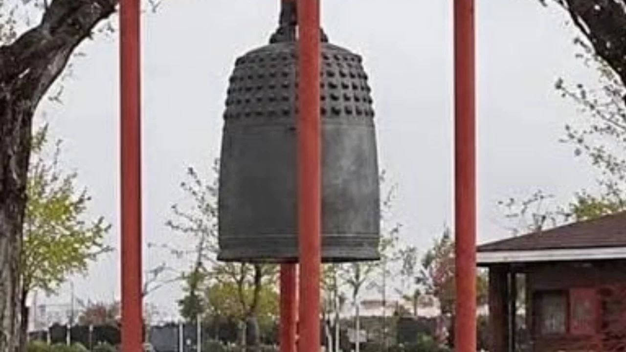 37 yıl &ouml;nce Japonya'nın hediye ettiği &ccedil;anı &ccedil;almışlardı! Yakalandılar