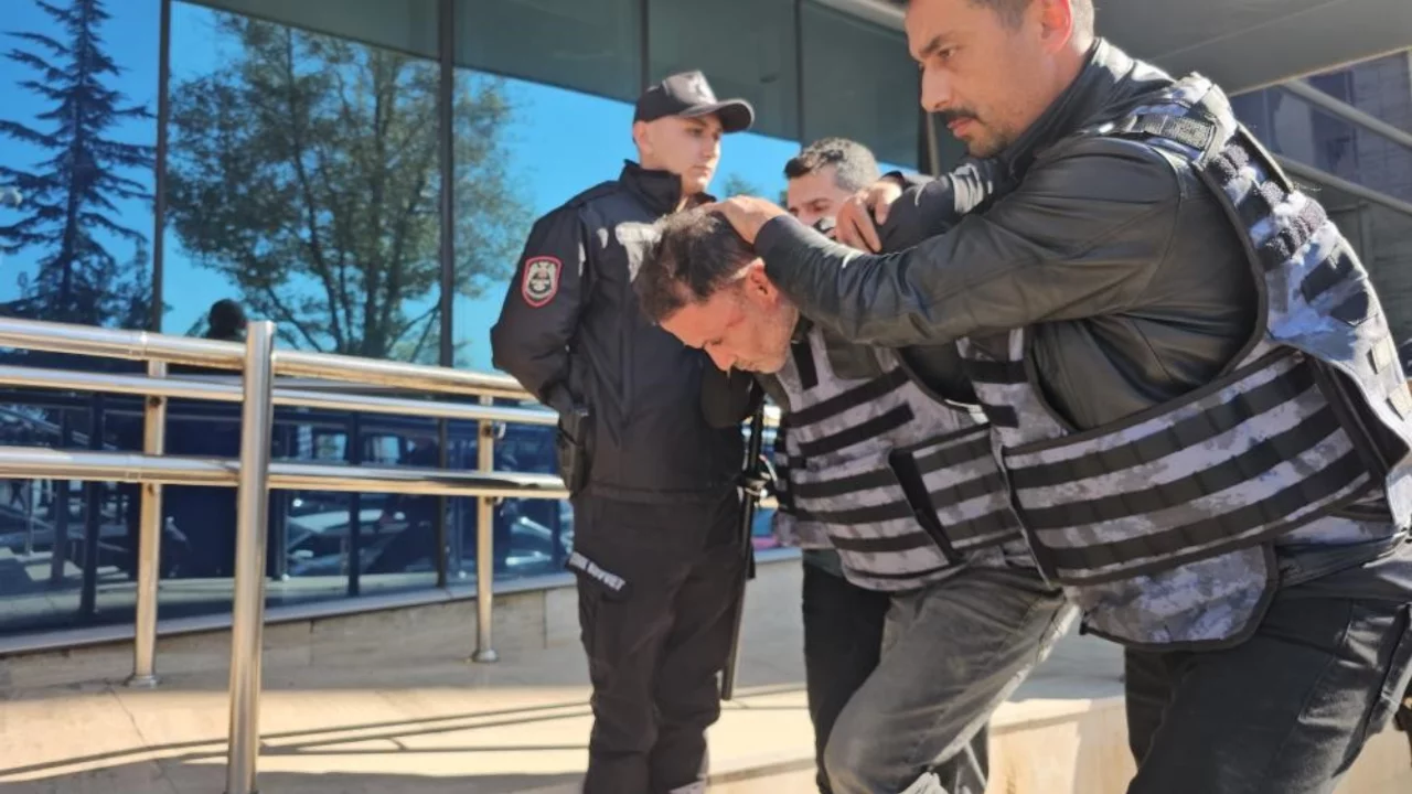 Boşanma aşamasındaki eşini zorla otomobile bindirmek istedi! Geri dönüp dehşet saçtı