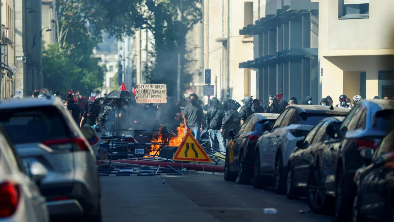 Paris'te öğrenci gösterisine yasak! Sokaklardaki şiddet olayları kararı etkiledi