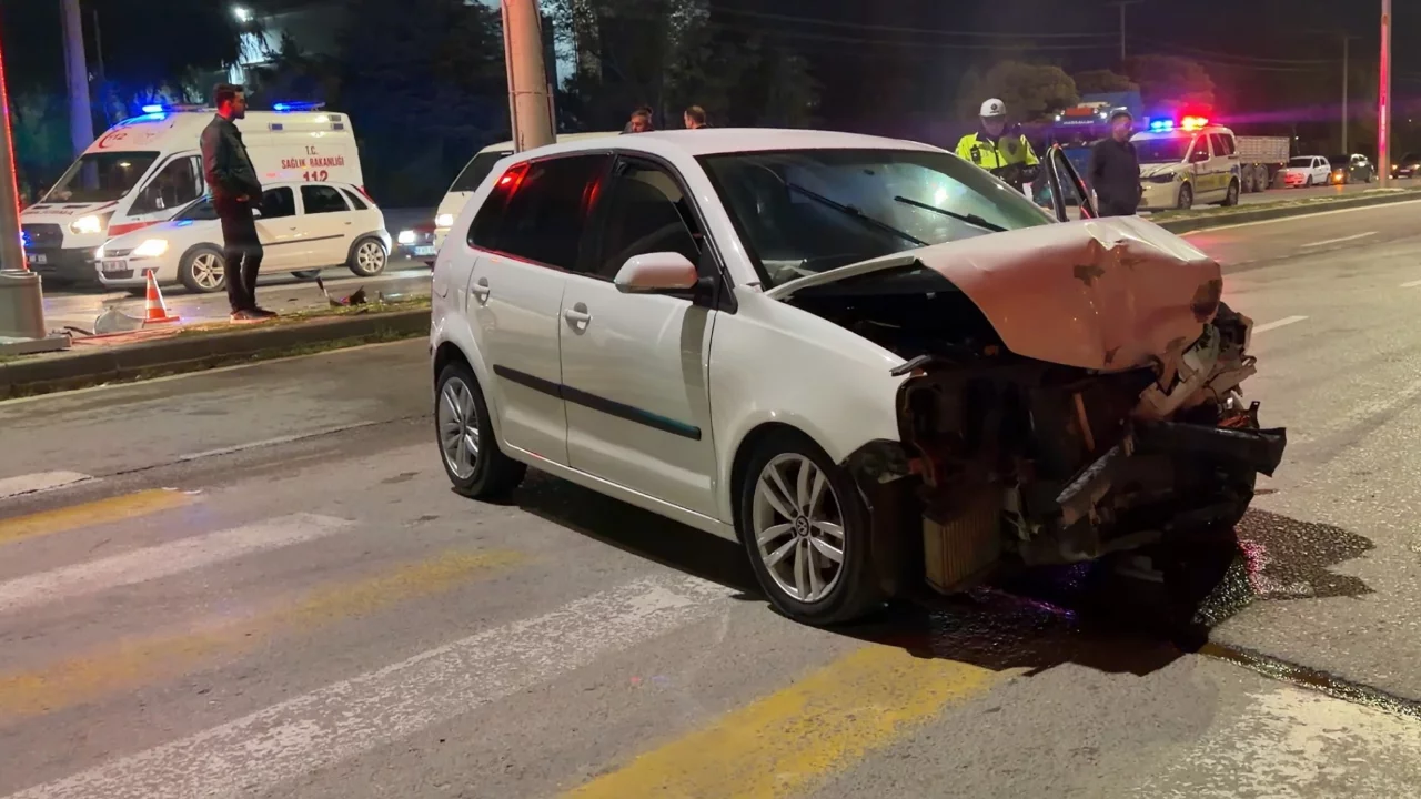 Aksaray'da zincirleme kaza! 4 ara&ccedil; birbirine girdi, s&uuml;r&uuml;c&uuml; ka&ccedil;tı