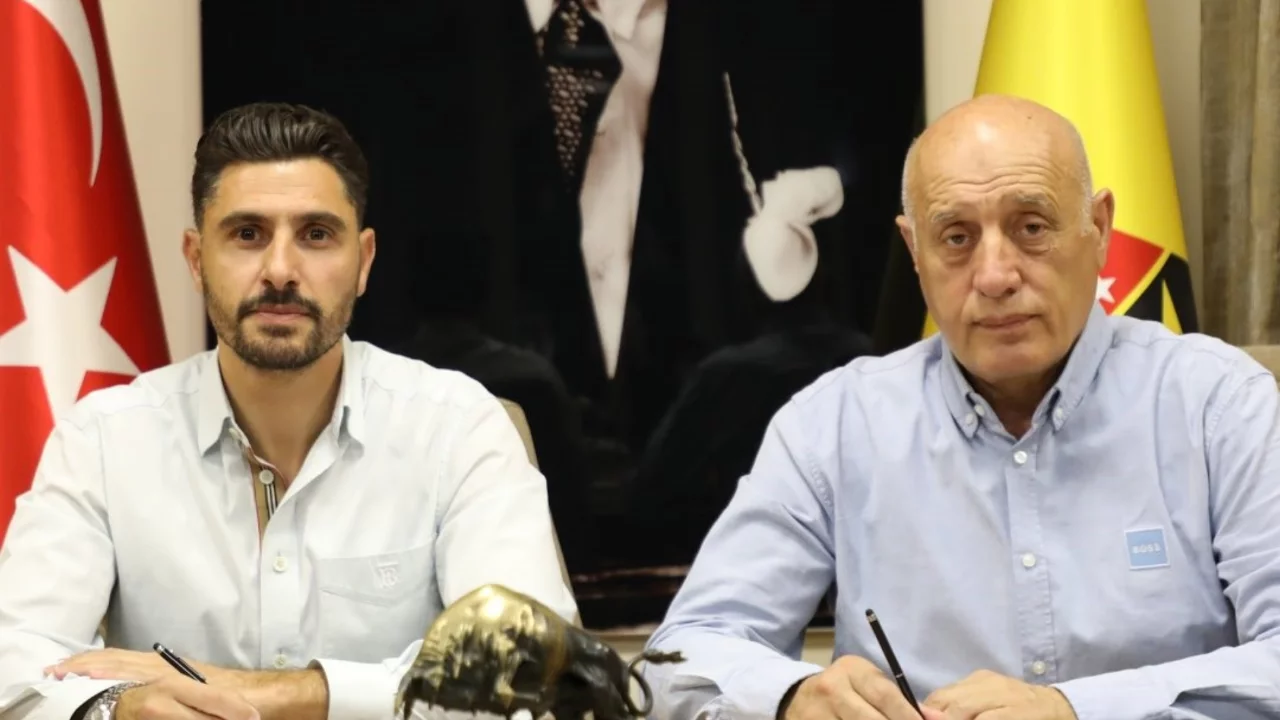 İstanbulspor'da teknik direkt&ouml;r değişikliği! &Ouml;zer Hurmacı ile 5 yıllık imza