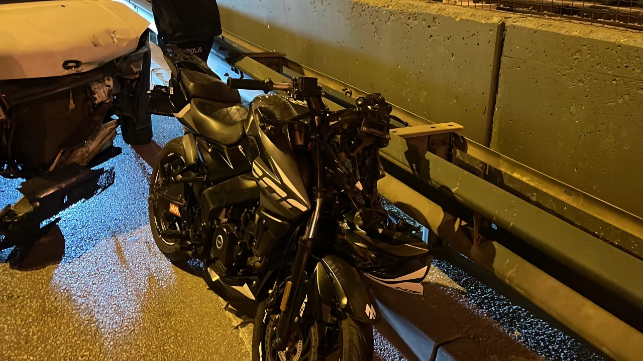 Bursa'da motosiklet otomobile &ccedil;arptı! Hem ehliyetsiz hem de s&uuml;ratli...