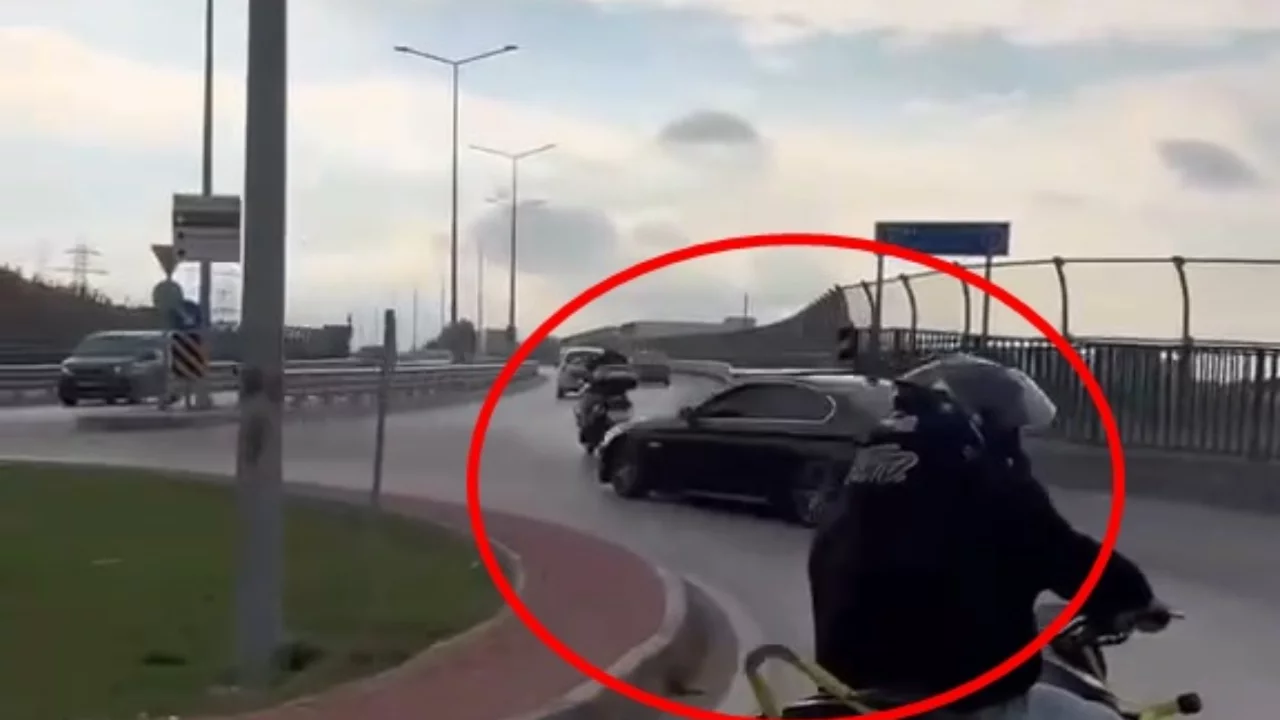 Bursa'da drift atan otomobil motosiklete &ccedil;arptı! Kaza kamerada...
