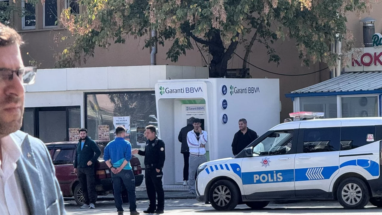 Bursa'da hurdacı dehşeti! Tartıştığı iki kişiyi bı&ccedil;akla kovaladı