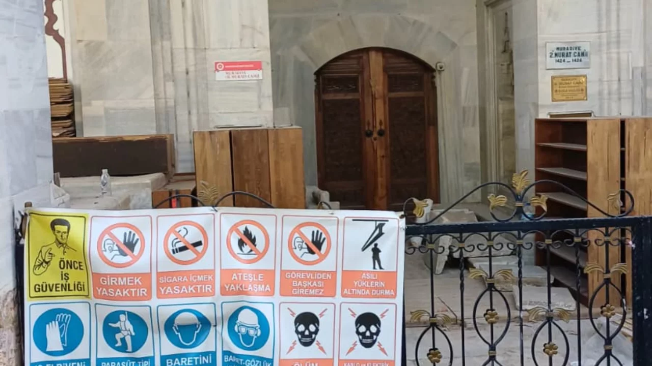 Bursa'da tarihi camide &ccedil;alışmalar durdu mu? İmam dahi i&ccedil;eri alınmıyor