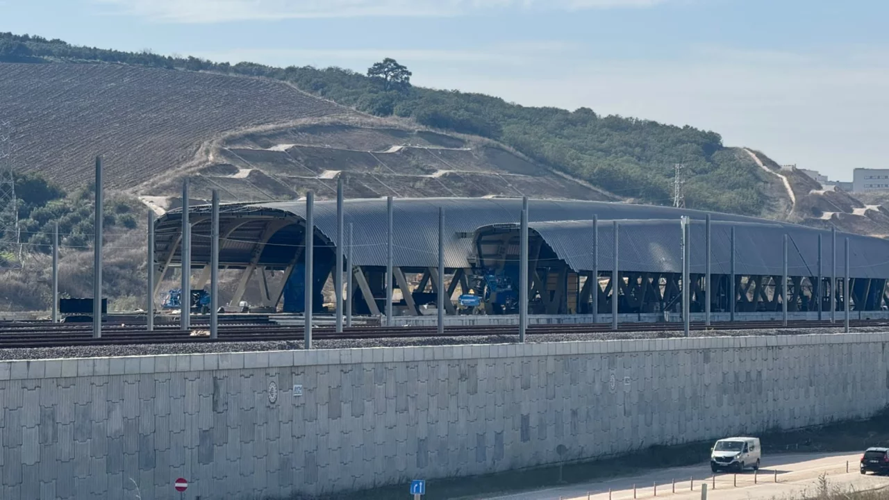 Bursa'nın beklediği Hızlı Tren Garı y&uuml;kseliyor! İşte son g&ouml;r&uuml;nt&uuml;ler...