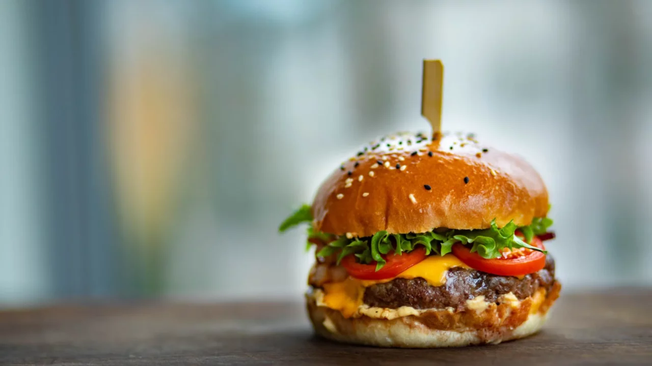 Dışarıdan S&ouml;ylemeye Gerek Kalmıyor! Evde Tam Kıvamında Hamburger Nasıl Yapılır?