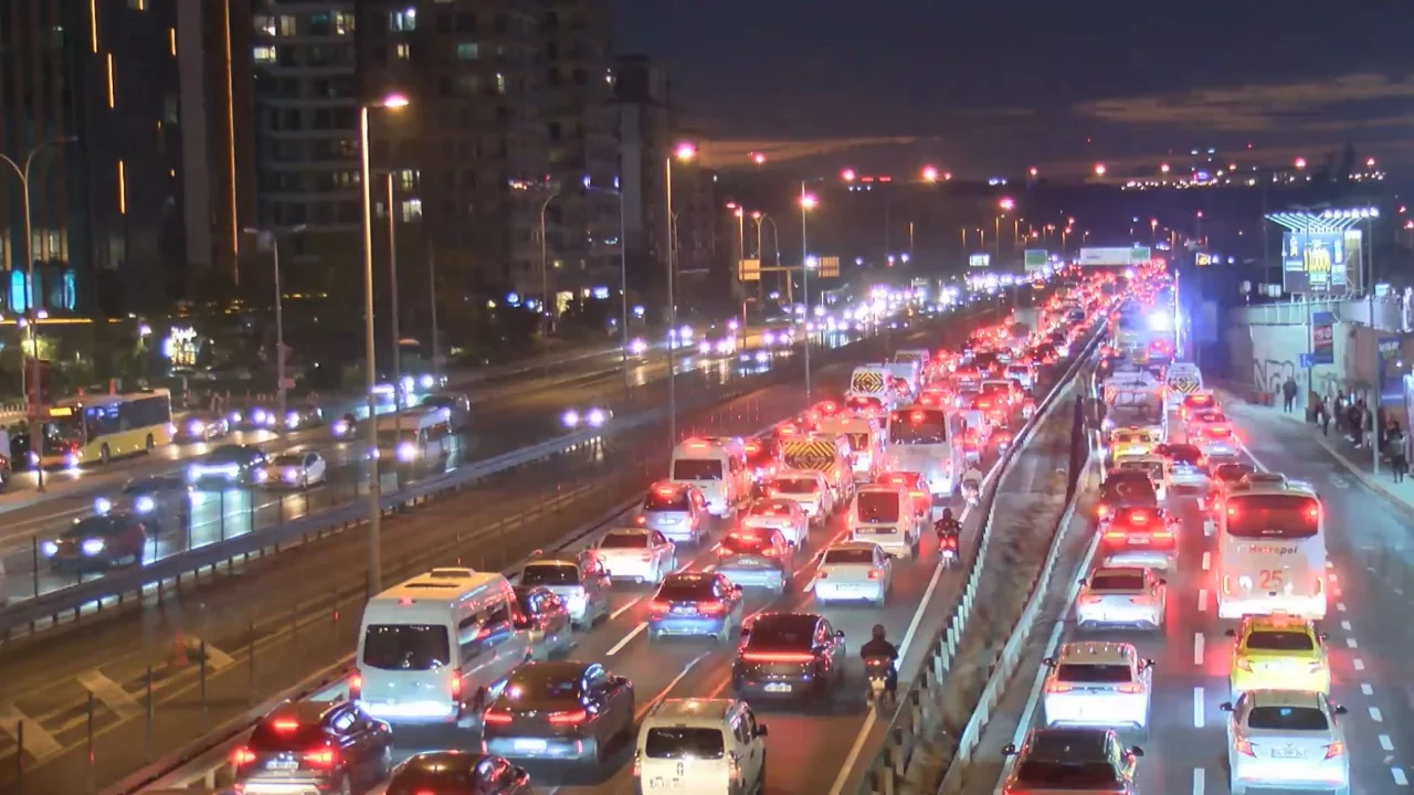 İstanbul'da trafik kilitlendi! Yoğunluk yüzde 87'ye ulaştı