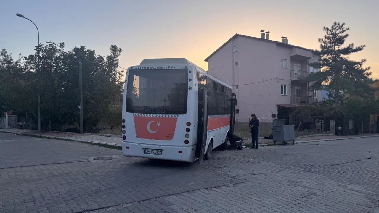 Uşak'ta yolcu midibüsü ile otomobil çarpıştı! 4'ü çocuk 7 yaralı