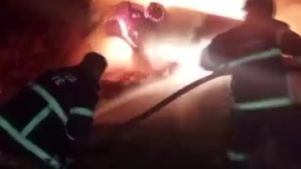 Takla atan otomobil alev topuna d&ouml;nd&uuml;! S&uuml;r&uuml;c&uuml; son anda kurtuldu, patlamalar yaşandı