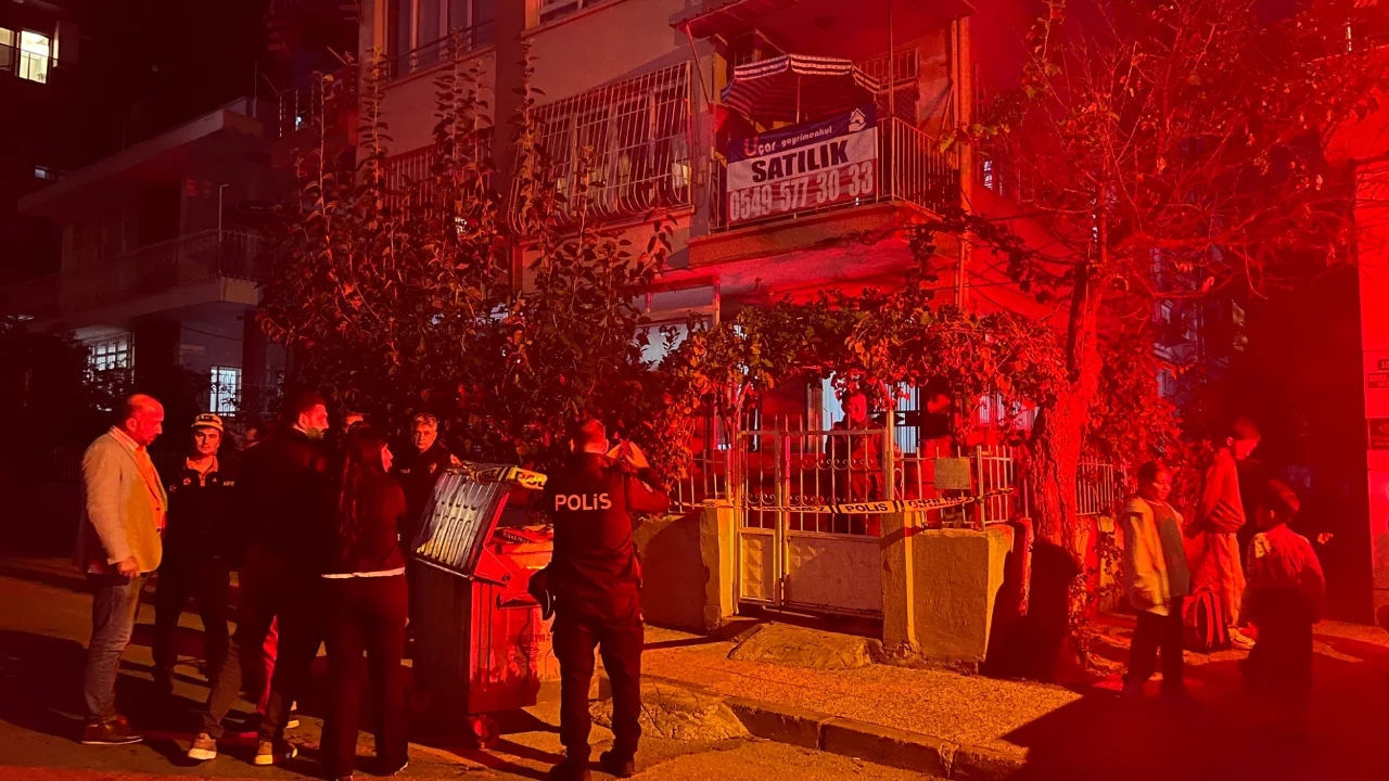 Mersin'de 3 katlı binada zemin &ccedil;&ouml;kt&uuml;! 40 kişi apar topar tahliye edildi