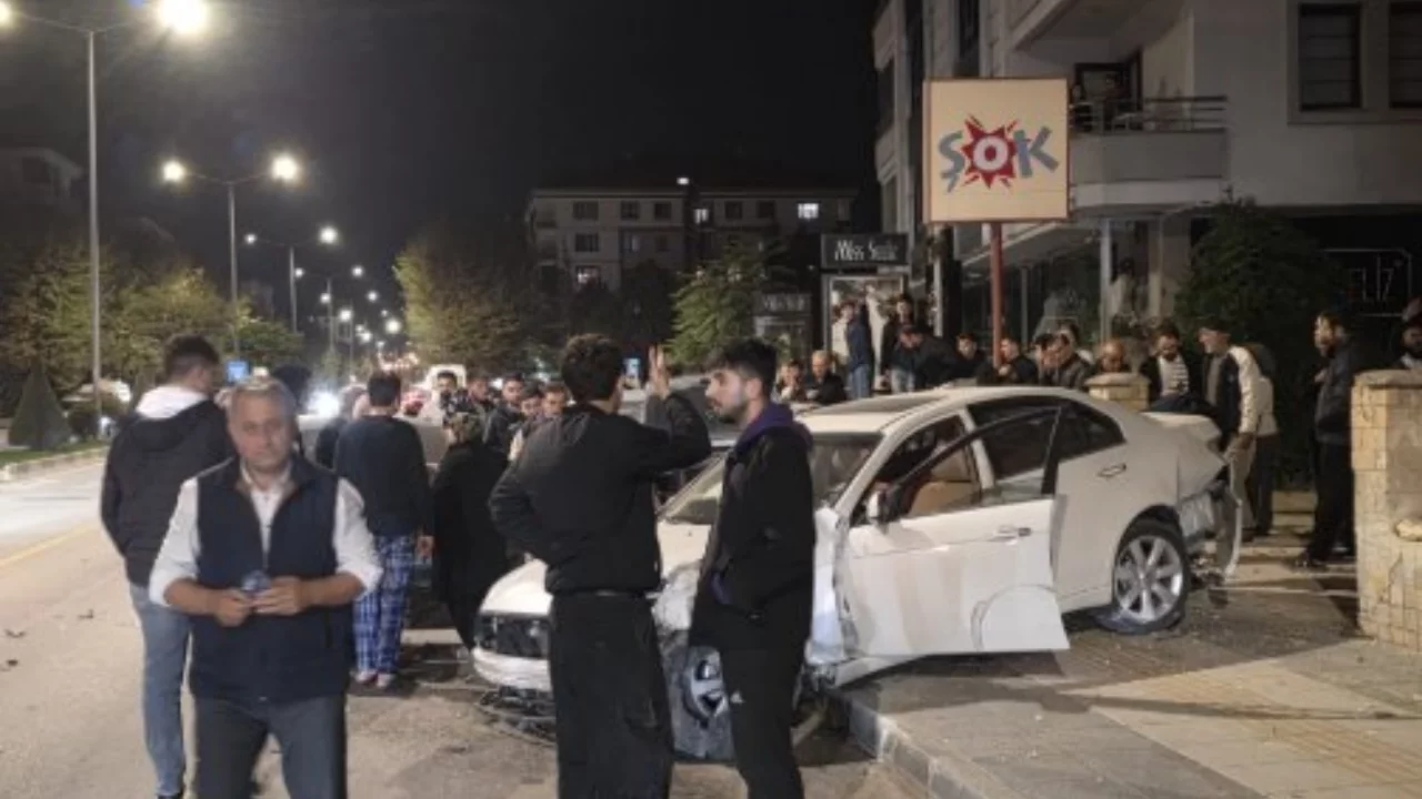 Çorum'da gece yarısı korkutan kaza! İki otomobil çarpıştı, araçlar savruldu