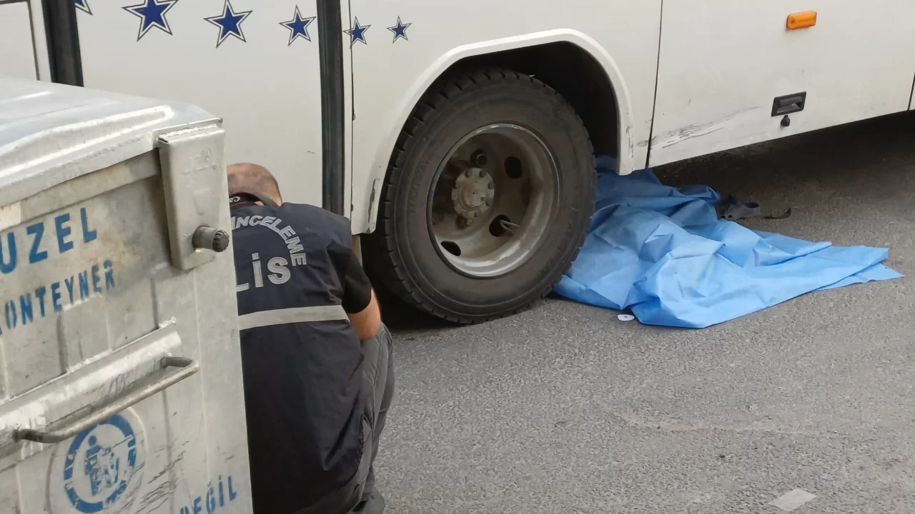 Manisa'da kahreden kaza! Servis minib&uuml;s&uuml;n&uuml;n &ccedil;arptığı 8 yaşındaki &ccedil;ocuk hayatını kaybetti