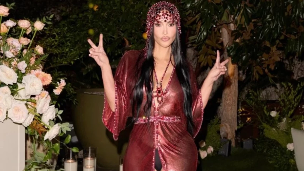 Kim Kardashian'ın 46. yaş g&uuml;n&uuml; tarzı g&uuml;ndem oldu! Derin yırtma&ccedil; ve cesur dekolte dikkat &ccedil;ekti