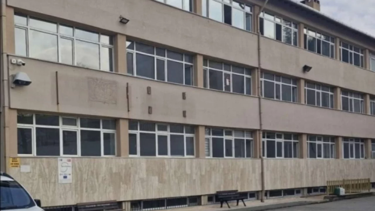 Bursa'daki 58 yıllık okul tarihe g&ouml;m&uuml;ld&uuml;! Yeniden yapılacak