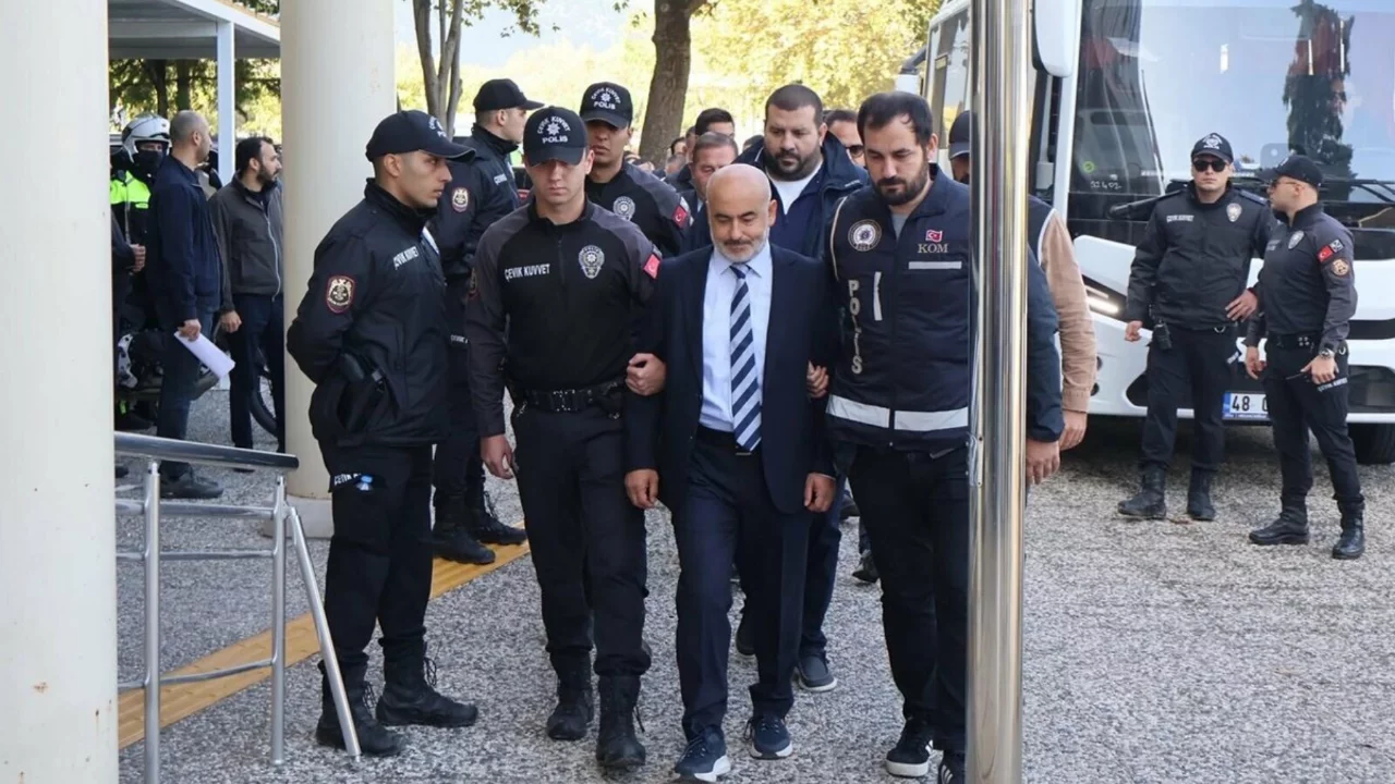 Bir belediyeye daha operasyon: 2,5 milyarlık 'yapılmamış iş' iddiası! Başkan ve oğlu adliyede