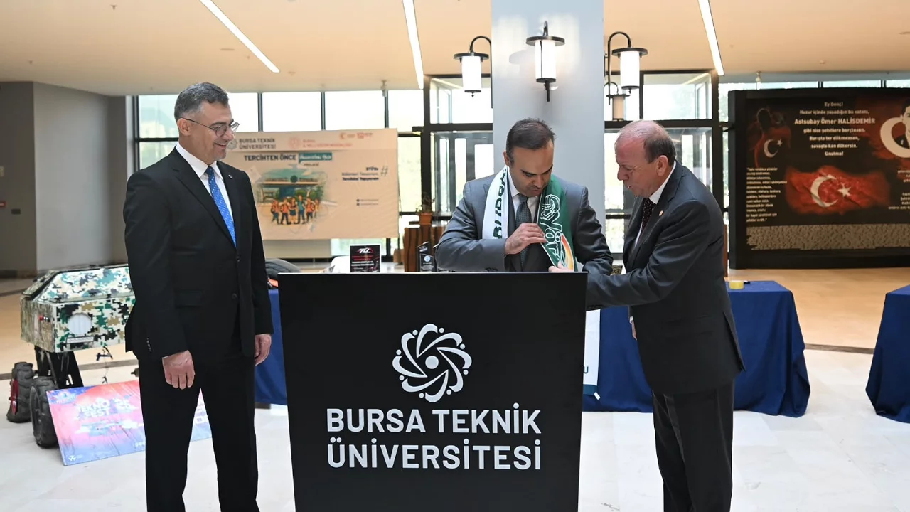 Bursa'da Bakan Kacır'a s&uuml;rpriz! &Ouml;zer Matlı'dan Bursaspor atkısı