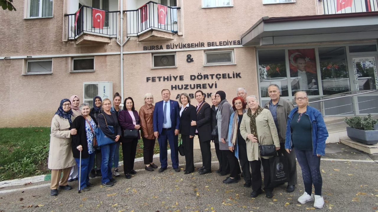 Huzurevinde duygu dolu anlar! Bursa'da emekliler büyüklerle buluştu
