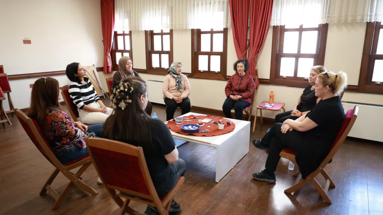 Meme kanserinin g&ouml;r&uuml;nmeyen y&uuml;z&uuml; Bursa'da konuşuldu: "Yas ve dayanışma"