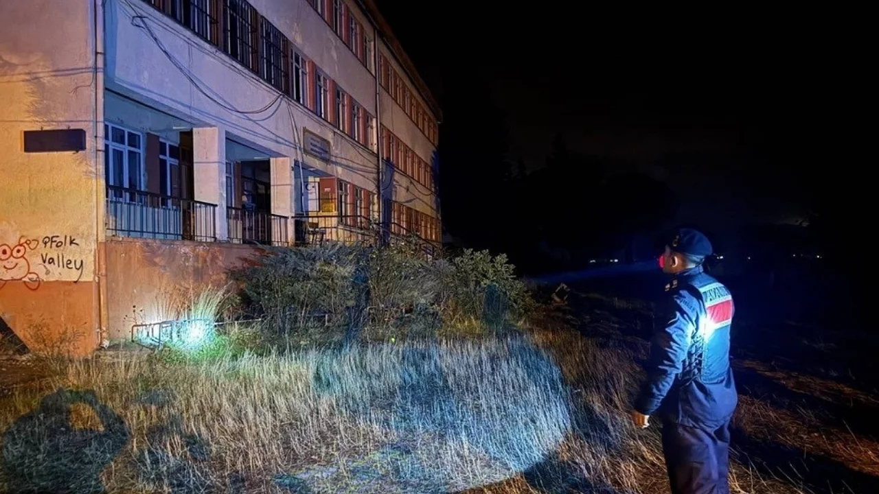 &Ccedil;eşitli su&ccedil;lardan aranan 15 ş&uuml;pheli tutuklandı