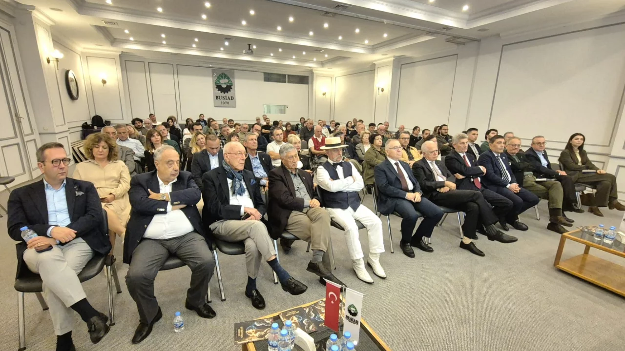 Bursa'da hayatın anlamı tartışıldı: "Tekniğin egemenliğine teslim olduk"