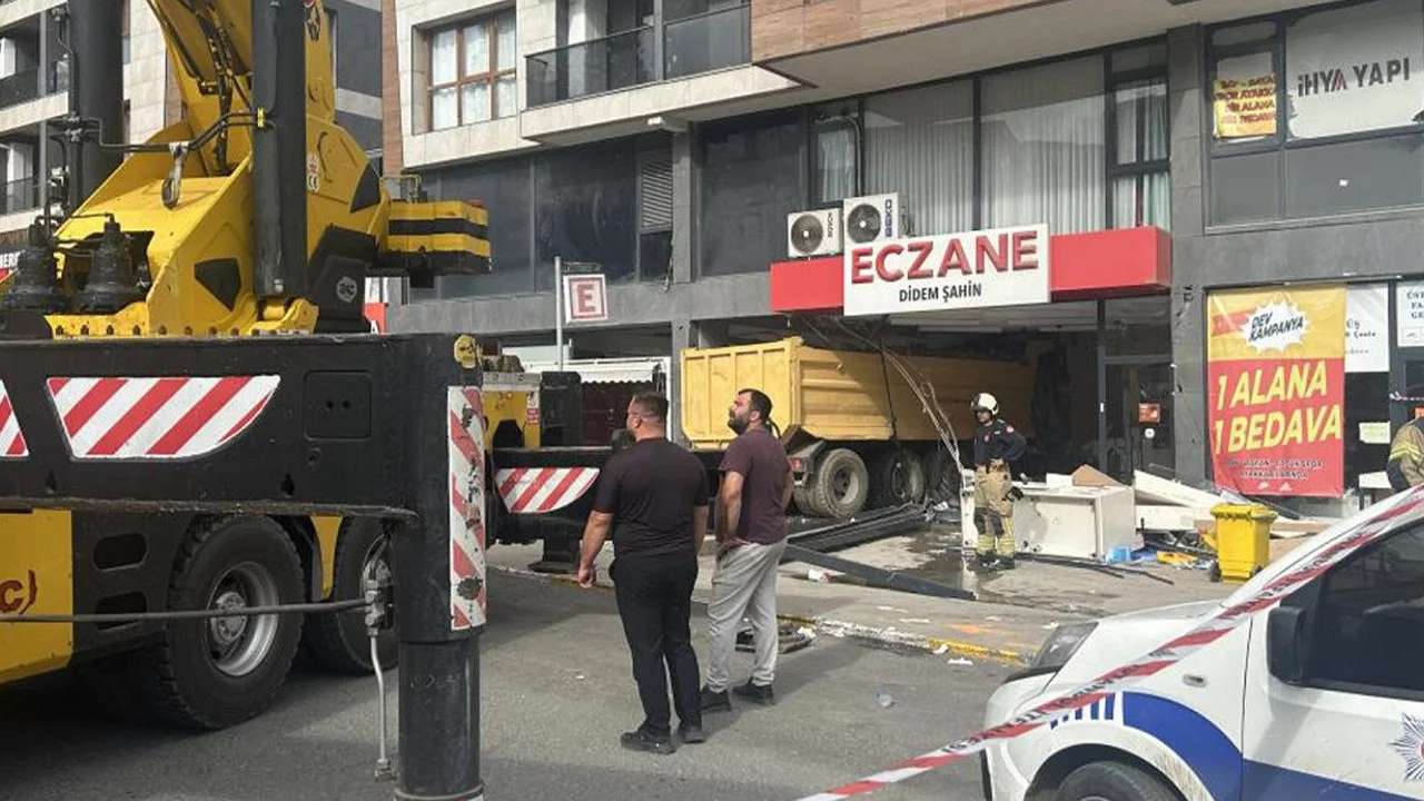 Kamyon eczaneye daldı! &Ccedil;ok sayıda yaralı