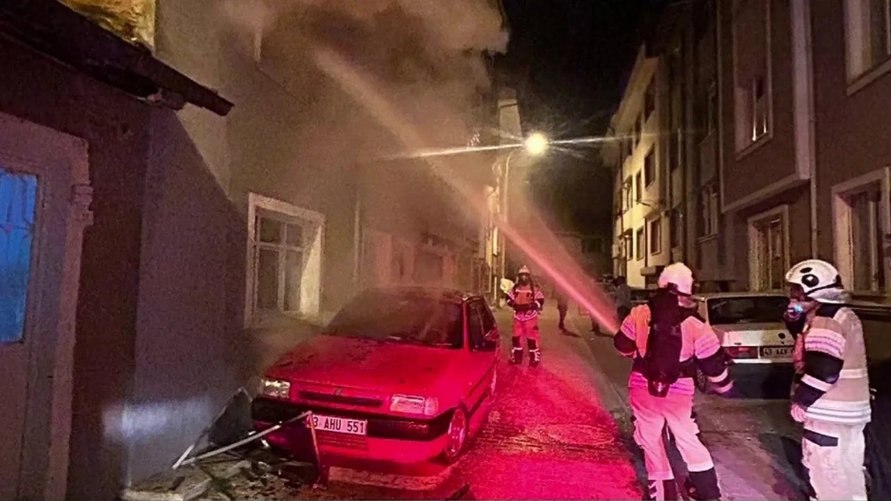 3 katlı binada &ccedil;ıkan yangın 1 kişiyi canından etti